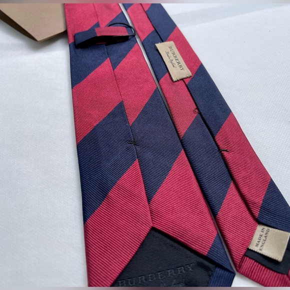🔥STUNNING🔥🆕💯ICONIC BURBERRY HORSEFERRY NAVY RED CREST SLIM MOTIF TIE🔥 - Picture 10 of 16